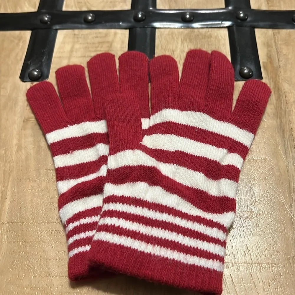 8 pairs of women’s gloves